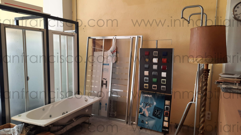 2 BathroomsBathrooms,Local,En Venta,1136